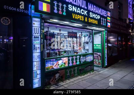 Vendredi soir sur la route de Wellingborough avant que la foule git dehors à Northampton, Northants, Angleterre, Royaume-Uni. Banque D'Images