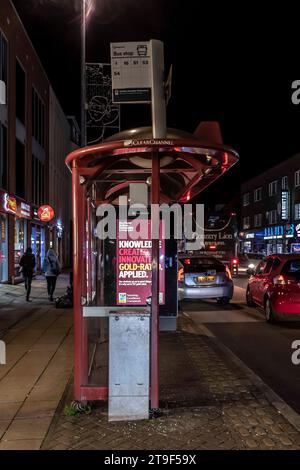 Vendredi soir sur la route de Wellingborough avant que la foule git dehors à Northampton, Northants, Angleterre, Royaume-Uni. Banque D'Images