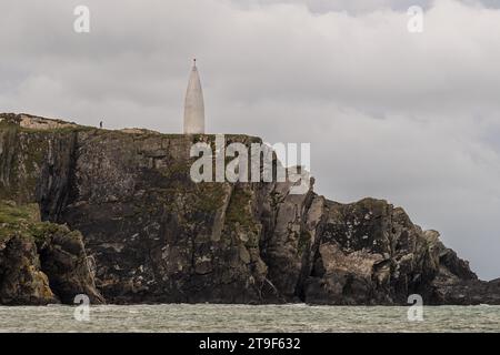 Baltimore Beacon prise de la mer à Baltimore, West Cork, Irlande. Banque D'Images