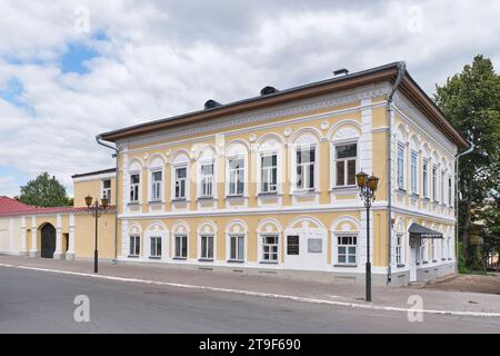 Yelabuga, Russie - 18 juin 2023 : Construction des serviteurs de Catherine Progymnasium dans le centre historique de la ville. Début du 19e siècle. Patrimoine culturel s Banque D'Images