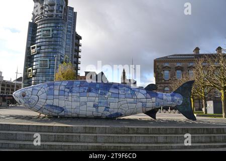 Statue du saumon de la connaissance (également connu sous le nom de gros poisson) à Belfast, au Royaume-Uni Banque D'Images