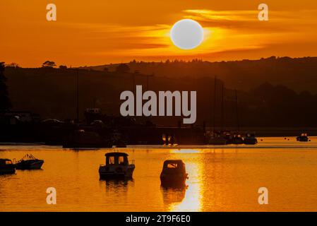 Courtmacsherry, West Cork, Irlande. 9 septembre 2023 le soleil se couche de façon spectaculaire sur Courtmacsherry après une journée de soleil et de températures élevées. Le n Banque D'Images