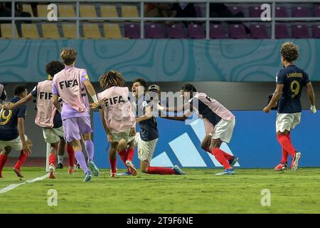 Surakarta, Indonésie. 25 novembre 2023. Ismail Bouneb (3rd R) de France célèbre après avoir marqué lors du quart de finale entre la France et l’Ouzbékistan lors de la coupe du monde U-17 de la FIFA, Indonésie 2023 au Stade Manahan à Surakarta, Java Central, Indonésie, le 25 novembre 2023. Crédit : Yanur/Xinhua/Alamy Live News Banque D'Images