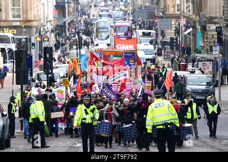 Les gens prennent part à la marche annuelle du Scottish Trades Union Congress (STUC) annuelle de la St Andrew's Day march et se rassemblent à Glasgow, en solidarité avec les personnes touchées par le racisme et la discrimination raciale dans toute l'Écosse. Date de la photo : Samedi 25 novembre 2023. Banque D'Images