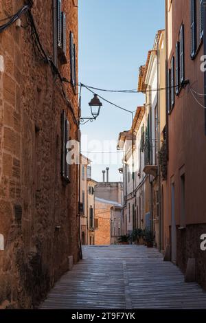 Rue Alcudia. Vieille ville typique de Majorque avec une rue étroite et des bâtiments en pierre Banque D'Images