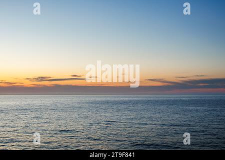 Ciel de lever du soleil sur l'horizon de la mer. Couleurs pastel de paysage marin. Arrière-plan naturel Banque D'Images