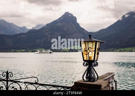 Lanterne au lac Wolfgangsee, St. Wolfgang. Montagnes des Alpes autrichiennes. Bateau de ferry de transport dans la distance sur un lac Banque D'Images