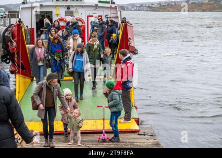 Les gens descendent le ferry de Sherkin Island à Sherkin Island, West Cork, Irlande. Banque D'Images