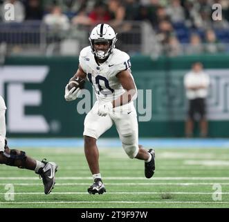 Detroit, Michigan, États-Unis. 24 novembre 2023. Nicholas Singleton court pour un premier match de football Michigan State vs Penn State au Ford Field le 24 novembre 2023. Detroit, Michigan. (Image de crédit : © David Donoher/ZUMA Press Wire) USAGE ÉDITORIAL SEULEMENT! Non destiné à UN USAGE commercial ! Banque D'Images