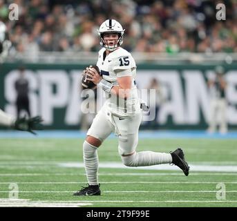 Detroit, Michigan, États-Unis. 24 novembre 2023. Drew Allar cherche à lancer lors du match de football Michigan State vs Penn State au Ford Field le 24 novembre 2023. Detroit, Michigan. (Image de crédit : © David Donoher/ZUMA Press Wire) USAGE ÉDITORIAL SEULEMENT! Non destiné à UN USAGE commercial ! Banque D'Images