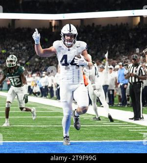 Detroit, Michigan, États-Unis. 24 novembre 2023. Tyler Warren marque un touchdown lors du match de football Michigan State vs Penn State au Ford Field le 24 novembre 2023. Detroit, Michigan. (Image de crédit : © David Donoher/ZUMA Press Wire) USAGE ÉDITORIAL SEULEMENT! Non destiné à UN USAGE commercial ! Banque D'Images