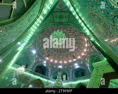 Motif islamique d'une mosaïque dans le style iranien à l'extérieur de la mosquée Imam, Iran. Des ornements orientaux carrelés d'Iran se trouvent dans les mosquées et les bâtiments importants Banque D'Images