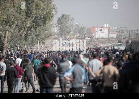 23 novembre 2023 : Deir Al-Balah, bande de Gaza, Palestine. 24 novembre 2023. Les Palestiniens de Deir Al-Balah quittent la zone où ils se sont réfugiés pendant 7 semaines de bombardements israéliens incessants. Le vendredi 24 novembre, une trêve humanitaire de quatre jours entre Israël et le Hamas a commencé, les habitants de Gaza ayant bénéficié d ' un certain répit face aux frappes continues, bien que les Palestiniens déplacés dans le sud de Gaza n ' aient pas été autorisés à se rendre vers le nord pour évaluer les dommages causés à leurs maisons et à leurs biens. (Image de crédit : © Adel Al Hwajre/IMAGESLIVE via ZUMA Press Wire) USAGE ÉDITORIAL SEULEMENT! Non destiné à UN USAGE commercial ! Banque D'Images