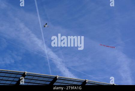 Un avion, organisé par des militants britanniques d’Amnesty International, portant une banderole intitulée « Émirats arabes Unis : Free Ahmed Mansoor » survole le stade Etihad, siège de Manchester City, lors du match de Premier League contre Liverpool. Mansoor est un blogueur, poète et éminent militant émirati des droits humains qui est en prison et maintenu en isolement cellulaire aux Émirats arabes Unis depuis 2017 en conséquence directe de son activité de campagne. Date de la photo : Samedi 25 novembre 2023. Banque D'Images