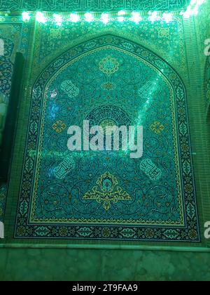 Motif islamique d'une mosaïque dans le style iranien à l'extérieur de la mosquée Imam, Iran. Des ornements orientaux carrelés d'Iran se trouvent dans les mosquées et les bâtiments importants Banque D'Images