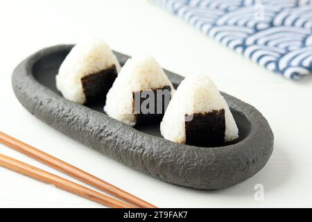 Onigiri maison ou boulettes de riz japonais ou Omusubi ou Nigirimeshi, riz Triangle aux algues. Banque D'Images