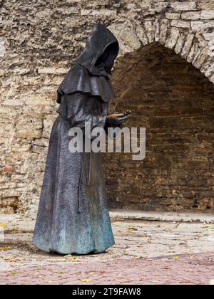 Tallinn, Estonie - septembre 2022 : Sculpture de moine noir dans le jardin du roi du Danemark - Un moine en attente. Europe Banque D'Images