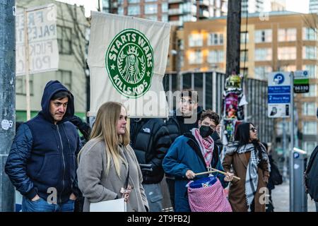 Les manifestants se rassemblent devant le Starbucks Reserve Roastery de Seattle pendant la manifestation. Un rassemblement de partisans pro-palestiniens s'est réuni au premier Starbucks Reserve Roastery situé dans le quartier animé de Capitol Hill à Seattle. L'événement, marqué par des manifestations, a vu divers signes et messages affichés en évidence. Parmi les nombreux signes portés par les manifestants, on peut lire : «Stand with Palestine! Mettez fin à l'occupation maintenant!' Tandis que d'autres proclamaient : « la Palestine sera libre ! » (Photo de Chin Hei Leung/SOPA Images/Sipa USA) Banque D'Images