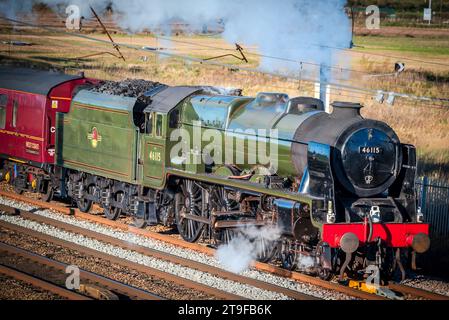 Train de locomotives à vapeur Scots Guardsman passant par Winwick sur la West Coast main Line. Banque D'Images