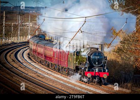 Train de locomotives à vapeur Scots Guardsman passant par Winwick sur la West Coast main Line. Banque D'Images