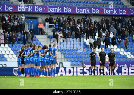 Genk, Belgique. 25 novembre 2023. Les joueuses de KRC Genk rendent hommage avant un match de football féminin entre Racing Genk Ladies et Standard Femina de Liege lors de la 10 ème journée de la saison 2023 - 2024 de Belgian Lotto Womens Super League, samedi 25 novembre 2023 à Genk, Belgique . Crédit : Sportpix/Alamy Live News Banque D'Images