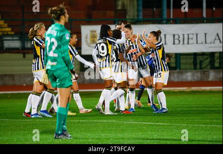 Biella, Italie. 19 novembre 2023. Biella, Italie, 19 novembre 2023 : Lindsey Thomas (19 ans) et ses coéquipiers la Juventus célèbrent après avoir marqué (Marangon Andrea/SPP) crédit : SPP Sport Press photo. /Alamy Live News Banque D'Images