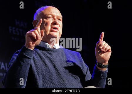 Hay Festival Winter Weekend, Hay on Wye, Powys, pays de Galles, Royaume-Uni – Samedi 25 novembre 2023 – auteur Louis de Bernières parlant de son nouveau livre Light Over Liskeard - photo Steven May / Alamy Live News Banque D'Images