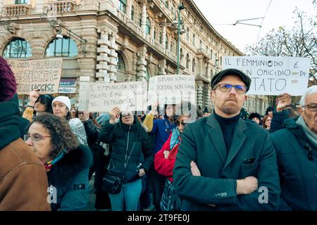 Manifestation à Milan contre la violence à l'égard des femmes, avec des milliers de femmes et d'hommes Banque D'Images