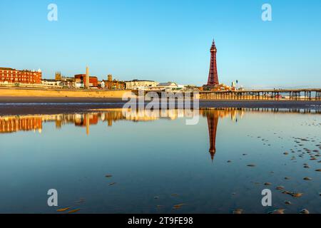 Blackpool; Tower et North Pier; Lancashire; Royaume-Uni Banque D'Images