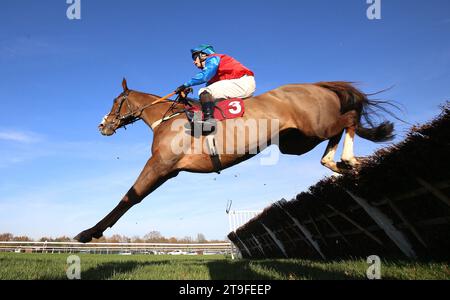 Stainsby Girl monté par Kit Alexander en action lors de la meilleure cote sur la haie de handicap de Betfair Exchange lors de Betfair Chase Day à Haydock Park Racecourse. Date de la photo : Samedi 25 novembre 2023. Banque D'Images