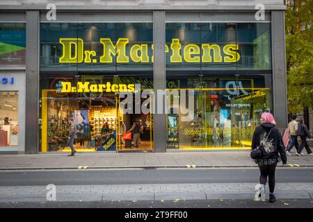 LONDRES - 23 NOVEMBRE 2023 : magasin de chaussures Dr Martens et acheteurs sur Oxford Street, destination de détail de référence Banque D'Images