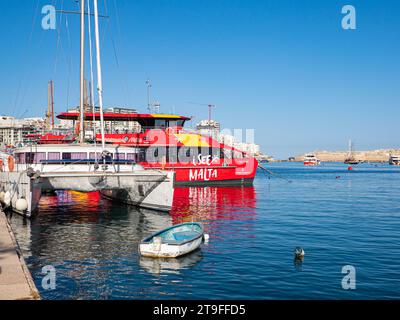 Sliema, Malte - Mai, 2021: Tuoristic Red Ship 'hop on hop Off' dans le port du quartier de Sliema. Port de Sliema Ferry. Malte. Europe Banque D'Images