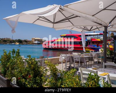 Sliema, Malte - Mai, 2021: Tuoristic Red Ship 'hop on hop Off' dans le port du quartier de Sliema. Port de Sliema Ferry. Malte. Europe Banque D'Images