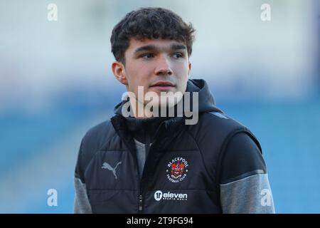 Portsmouth, Royaume-Uni. 25 novembre 2023. Kyle Joseph #9 de Blackpool arrive devant le match Sky Bet League 1 Portsmouth vs Blackpool à Fratton Park, Portsmouth, Royaume-Uni, le 25 novembre 2023 (photo de Gareth Evans/News Images) à Portsmouth, Royaume-Uni le 11/25/2023. (Photo Gareth Evans/News Images/Sipa USA) crédit : SIPA USA/Alamy Live News Banque D'Images