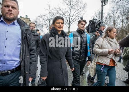 Le 25 novembre 2023, une manifestation de paix intitulée No to Wars - Stop the Arms Madness - Shape a Peaceful and Fair future s'est déroulée à la porte de Brandebourg à Berlin, en Allemagne. Divers groupes et personnalités, dont Sahra Wagenknecht, ancien membre du Parti de gauche, ont appelé à la manifestation. Les organisateurs ont condamné l'incursion russe en Ukraine et critiqué l'OTAN. Ils ont exigé la solidarité avec l'Ukraine, un cessez-le-feu et des négociations et ont appelé à ne plus envoyer d'armes à l'Ukraine. Au cours de son discours lors de l'événement, Sahra Wagenknecht, une figure éminente de la politique allemande, a critiqué les défenseurs Banque D'Images