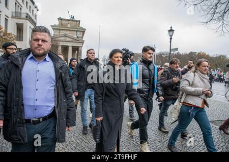 Berlin, Allemagne. 25 novembre 2023. Le 25 novembre 2023, une manifestation pour la paix intitulée No to Wars '' Stop the Arms Madness ''''' forme un avenir pacifique et juste a eu lieu à la porte de Brandebourg à Berlin, en Allemagne. Divers groupes et personnalités, dont Sahra Wagenknecht, ancien membre du Parti de gauche, ont appelé à la manifestation. Les organisateurs ont condamné l'incursion russe en Ukraine et critiqué l'OTAN. Ils ont exigé la solidarité avec l'Ukraine, un cessez-le-feu et des négociations et ont appelé à ne plus envoyer d'armes à l'Ukraine. Au cours de son discours à l'événement, Sahra Wagenknecht, une figure éminente i Banque D'Images