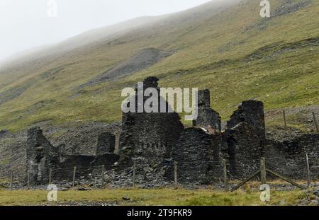 Bâtiment abandonné sur les niveaux et à l'écart de la route à Cwmystwyth dans Ceredigion Mid Wales avec les étonnantes mines d'architecture restantes fermé 1950 Banque D'Images