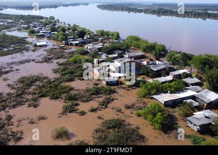 Rio Grande do Sul, Brésil. 24 novembre 2023. Cette photo aérienne montre une zone inondée à Canoas, Rio Grande do Sul, Brésil, le 24 novembre 2023. Crédit : Lucio Tavora/Xinhua/Alamy Live News Banque D'Images
