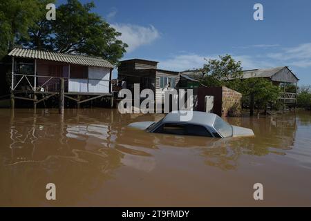Rio Grande do Sul, Brésil. 24 novembre 2023. Une voiture est vue dans une zone inondée à Canoas, Rio Grande do Sul, Brésil, le 24 novembre 2023. Crédit : Lucio Tavora/Xinhua/Alamy Live News Banque D'Images