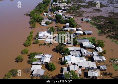 Rio Grande do Sul, Brésil. 24 novembre 2023. Cette photo aérienne montre une zone inondée à Canoas, Rio Grande do Sul, Brésil, le 24 novembre 2023. Crédit : Lucio Tavora/Xinhua/Alamy Live News Banque D'Images