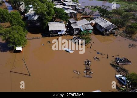 Rio Grande do Sul, Brésil. 24 novembre 2023. Cette photo aérienne montre une zone inondée à Canoas, Rio Grande do Sul, Brésil, le 24 novembre 2023. Crédit : Lucio Tavora/Xinhua/Alamy Live News Banque D'Images
