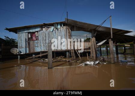 Rio Grande do Sul, Brésil. 24 novembre 2023. Cette photo montre une maison dans une zone inondée à Canoas, Rio Grande do Sul, Brésil, le 24 novembre 2023. Crédit : Lucio Tavora/Xinhua/Alamy Live News Banque D'Images