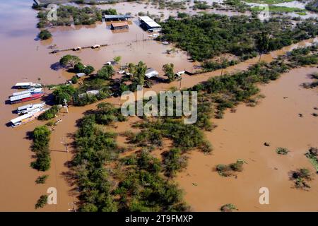 Rio Grande do Sul, Brésil. 24 novembre 2023. Cette photo aérienne montre une zone inondée à Canoas, Rio Grande do Sul, Brésil, le 24 novembre 2023. Crédit : Lucio Tavora/Xinhua/Alamy Live News Banque D'Images