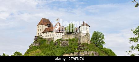 Château de Burgdorf le long de la rivière Emme haut sur une colline entrée à Emmental, canton Berne en Suisse Banque D'Images