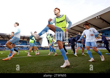 Liam Kitching de Coventry City se réchauffe avant le match du championnat Sky Bet au Den, à Londres. Date de la photo : Samedi 25 novembre 2023. Banque D'Images