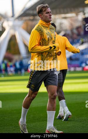 HUDDERSFIELD, ROYAUME-UNI. 25 novembre 2023. Championnat EFL : Huddersfield Town contre Southampton FC. James Bree du Southampton FC se réchauffe. Crédit Paul B Whitehurst/Alamy Live News Banque D'Images