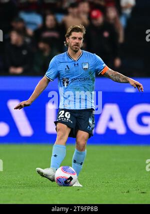 Sydney, Australie. 25 novembre 2023. Nathan Luke Brattan de l'équipe Sydney FC est vu en action lors du match de la saison 5 de l'A-League 2023/24 entre le Sydney FC et le Western Sydney Wanderers FC qui s'est tenu à l'Allianz Stadium. Score final ; Western Sydney Wanderers 1:0 Sydney FC. Crédit : SOPA Images Limited/Alamy Live News Banque D'Images