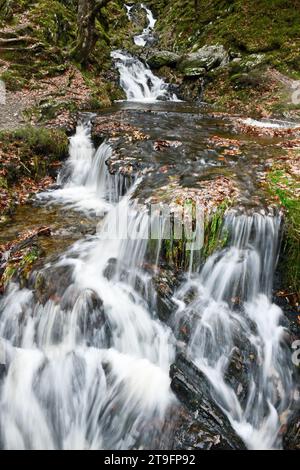 Un ruisseau chargé et rapide coulant sur une colline escarpée pour se déverser dans le réservoir Garreg DDU dans la vallée d'Elan dans Powys Mid Wales Banque D'Images