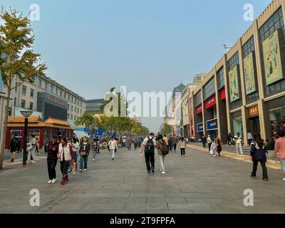 Pékin, Chine, scène de rue, grande foule de gens, Marche, rue commerçante, rue Wangfujing, Centre-ville Banque D'Images