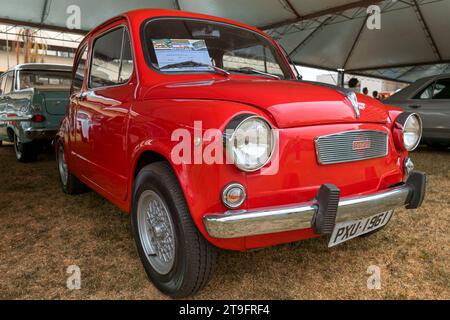 Véhicule Fiat 500 1972 exposé lors d'un salon de voitures anciennes dans la ville de Londrina, Brésil. Réunion annuelle des voitures anciennes. Banque D'Images